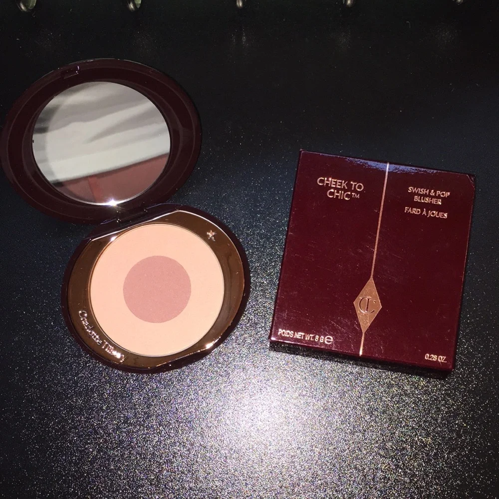 Charlotte Tilbury Cheek to Chic Blush - color Sex on Fire with cosmetic bag
